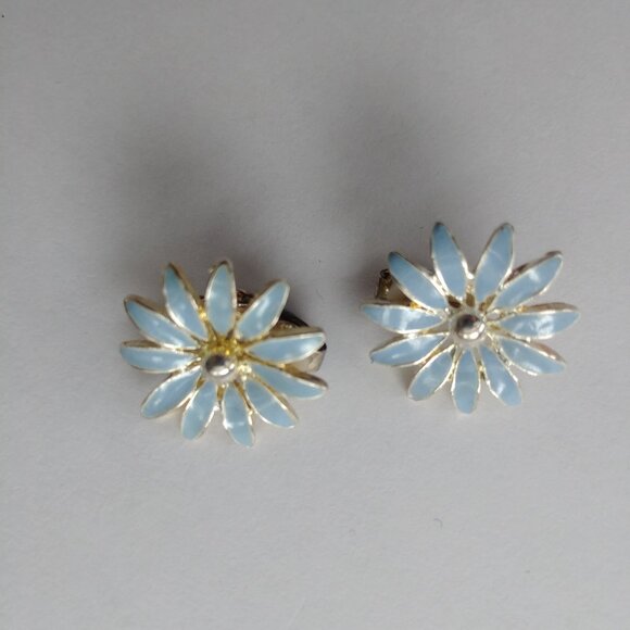 Vintage adorable pale light blue flower clip-on earrings - Picture 2 of 7